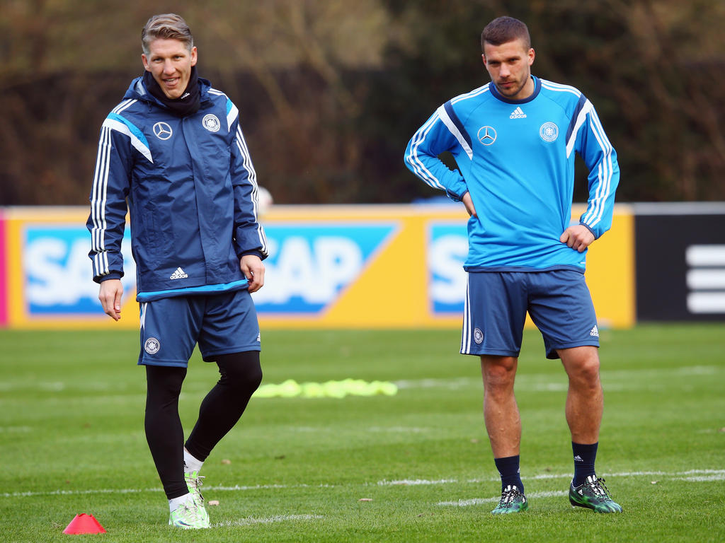 Lukas Podolski (r.) und Bastian Schweinsteiger kennen sich bestens