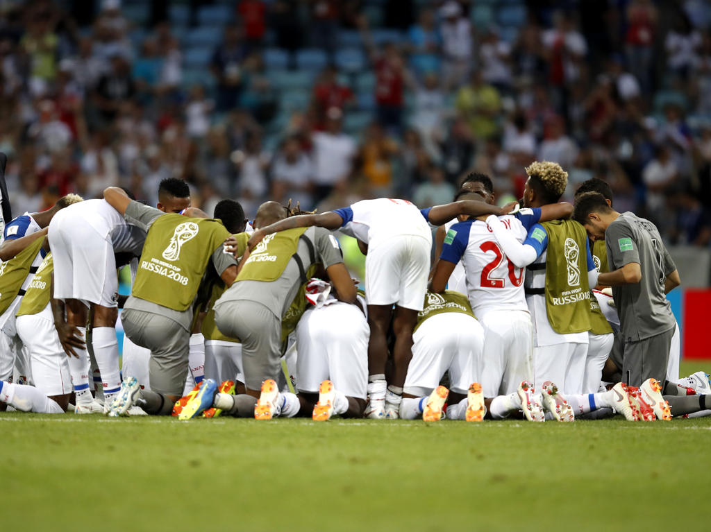 Nach ihrem WM-Debüt finden sich Panamas Spieler im Mittelkreis zusammen