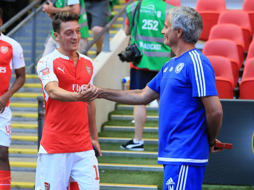 Özil (l.) und Mourinho pflegen enge Verbindungen
