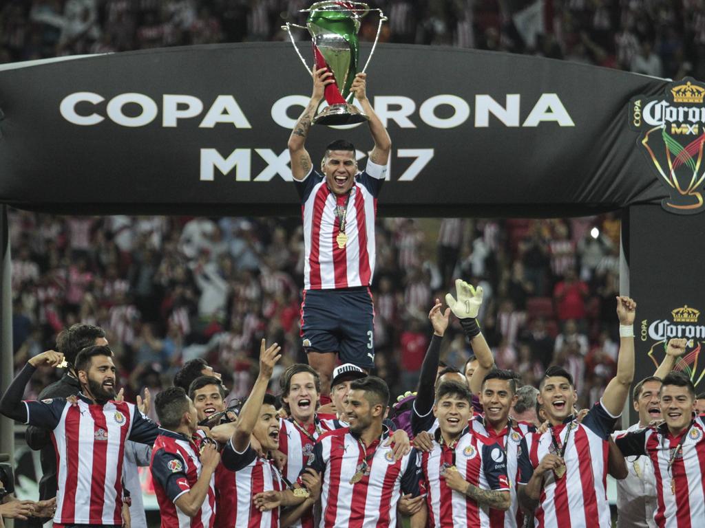 Los jugadores de Guadalajara posan con el trofeo conquistado. (Foto: Imago)
