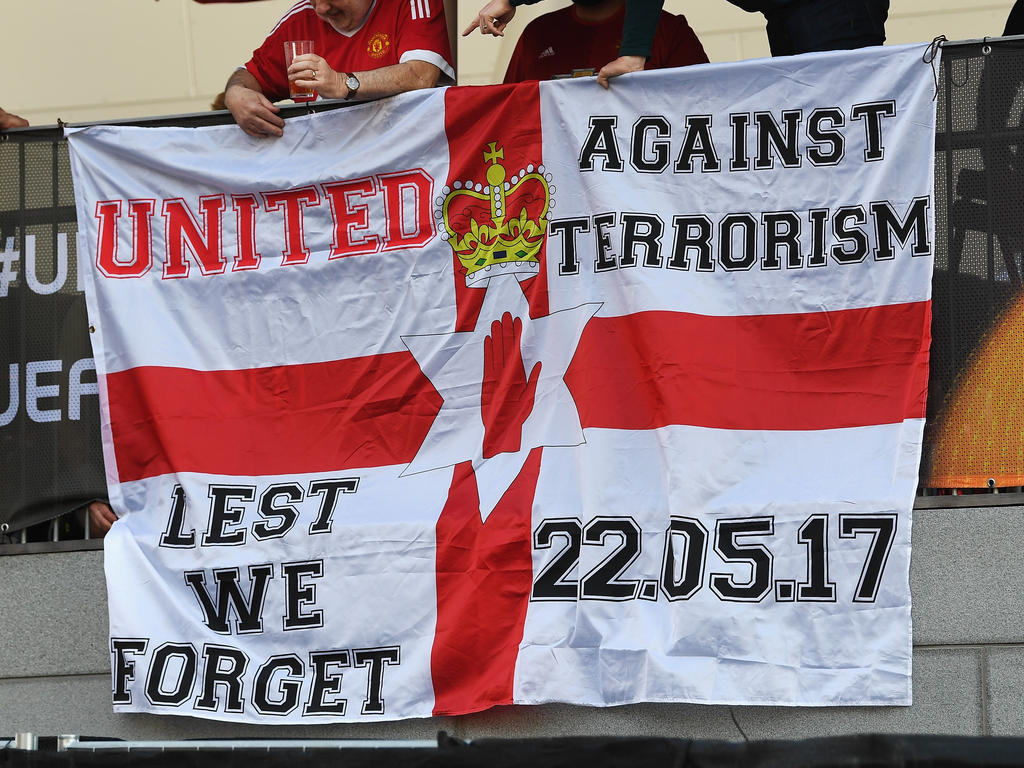 Manchester-United-Fans setzen in Stockholm  ein deutlich Zeichen gegen Terrorsimus