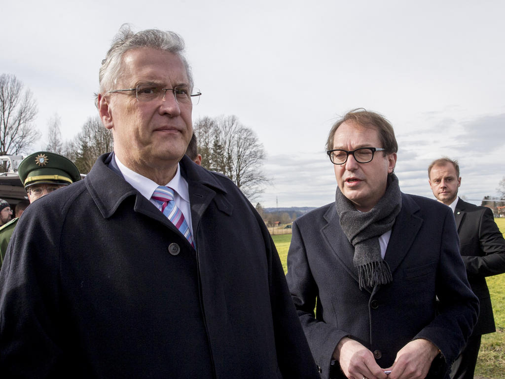 Joachim Herrmann (l.), hier neben Verkehrsminister Alexander Dobrindt, fordert Stadienverbote