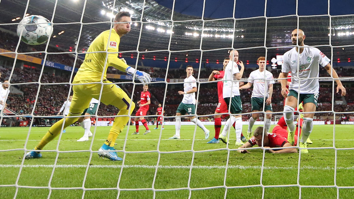 Toprak (re.) traf gegen seinen Ex-Klub ins falsche Tor