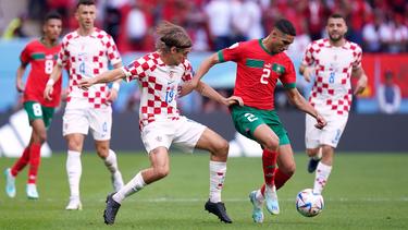 Marokkos Achraf Hakimi (r.) und Kroatiens Borna Sosa kämpfen um den Ball
