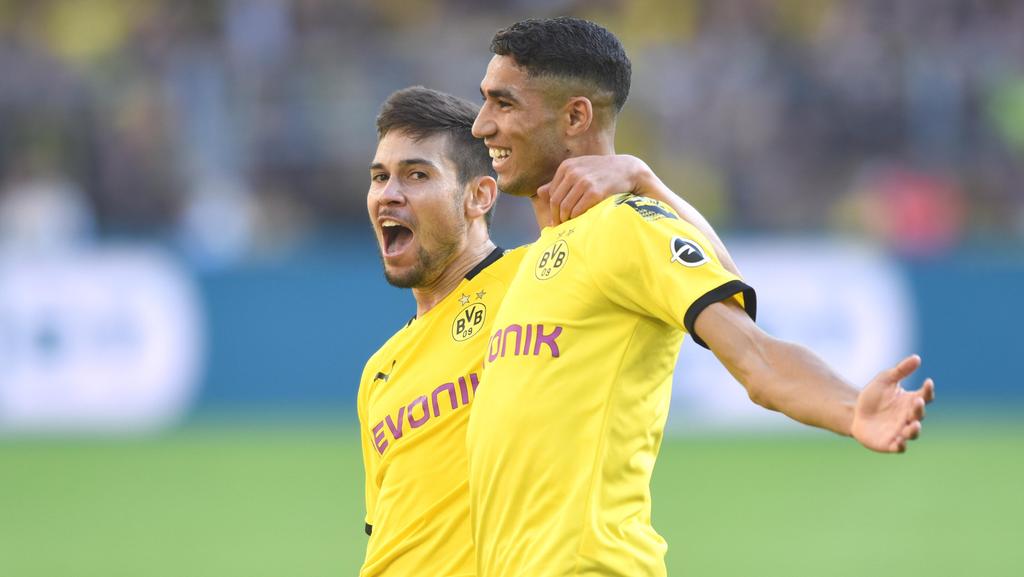 Raphael Guerreiro und Achraf Hakimi (r.) jubeln für den BVB