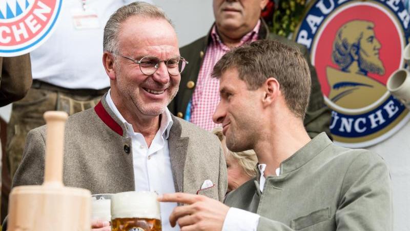 Karl-Heinz Rummenigge (l.) traut Thomas Müller eine erfolgreiche EM zu