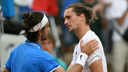 Tennis-Star Alexander Zverev (r.) verlor bei Olympia 2024 gegen Lorenzo Musetti