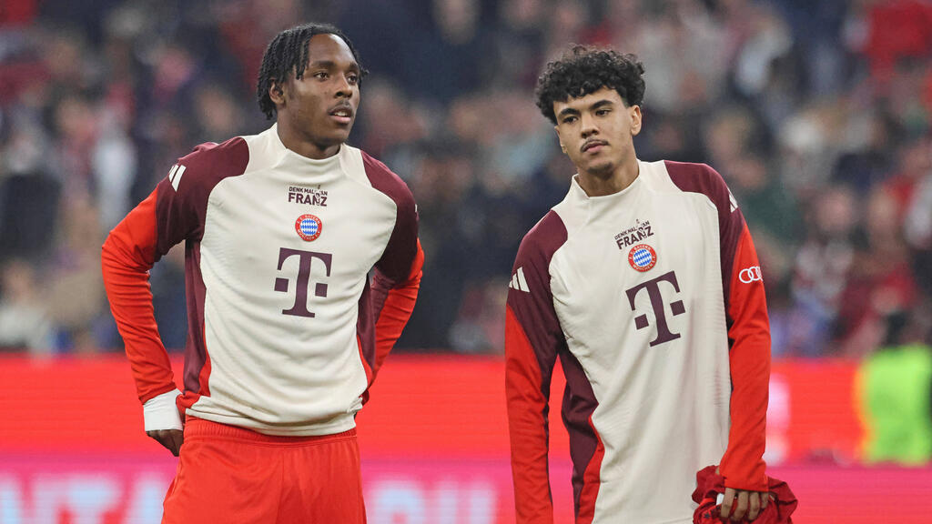 Adam Aznou (r.) wartet beim FC Bayern auf seine Chance