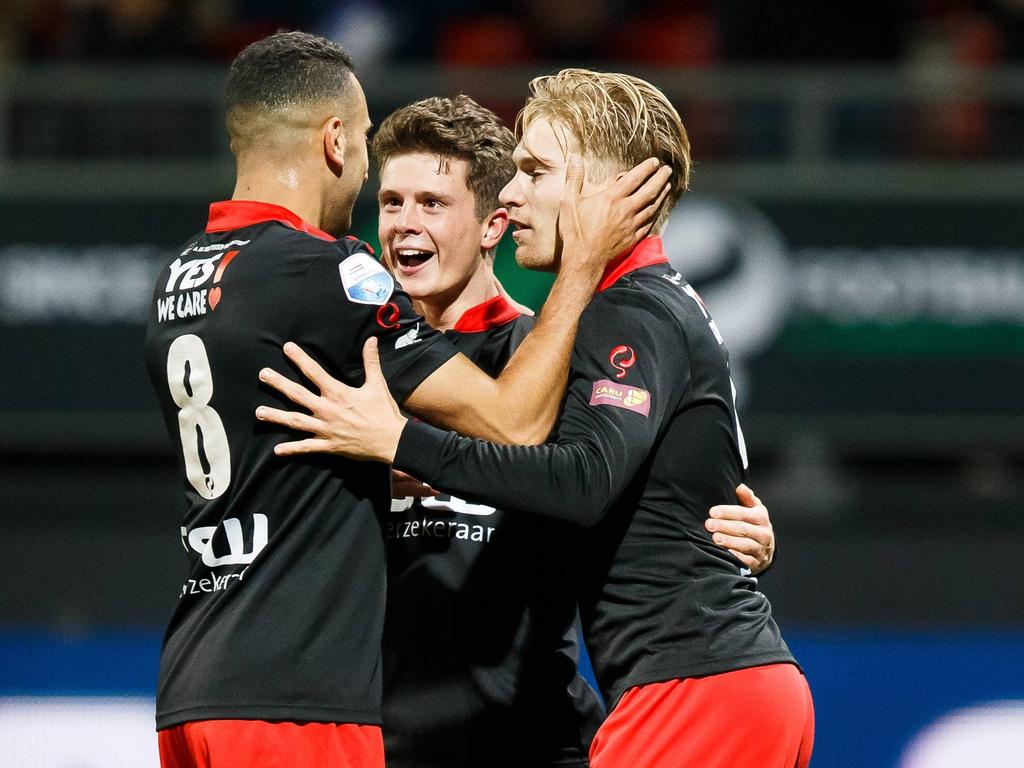 Adil Auassar (l.), Bas Kuipers (m.) en Tom van Weert komen bij elkaar om de openingstreffer van Van Weert tegen FC Twente te vieren. (05-12-2015)