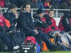 De bank van Go Ahead Eagles bekijkt de Jupiler League wedstrijd tegen Jong PSV. Assistent-trainer Harry Decheiver (l.) en hoofdtrainer Dennis Demmers (m.) kijken aandachtig. (15-01-2016)