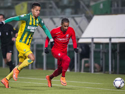 Jerson Cabral (r.) probeert tijdens de wedstrijd ADO Den Haag - FC Twente Tyronne Ebuehi (l.) langs de zijlijn te passeren. (04-03-2016)