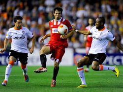 Piatti en Keita proberen Moreno (Sevilla) van de bal te zetten (1-5-2014.)