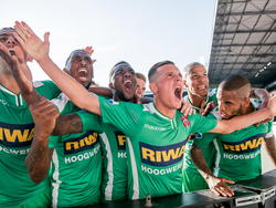 Giovanni Korte (vierde van links) is in extase als hij FC Dordrecht op bezoek bij sc Heerenveen langszij brengt. (09-08-2014)
