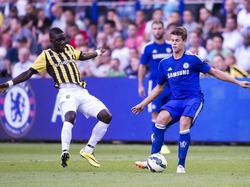 Marvelous Nakamba (l.) probeert te voorkomen dat Marco van Ginkel (r.) passt, maar de Vitesse-speler is net te laat. (30-07-2014)