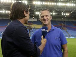 Voor aanvang van de oefenwedstrijd tussen Vitesse en Chelsea wordt John van den Brom (r.) geïnterviewd door FOX Sports. (30-07-2014)