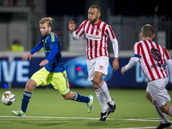 Tom Noordhoff (l.) is Jonathan Opoku te snel af in het competitieduel FC Oss - Jong Ajax. (07-11-2014)