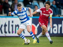 Edwin Linssen (l.) draait weg bij Jason Oost (r.) tijdens het promotie/degradatieduel De Graafschap - Almere City FC. (15-05-2015)