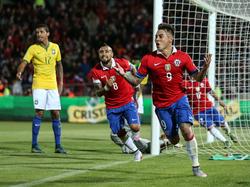 Eduardo Vargas celebrando su gol ante Brasil. (Foto: Getty)