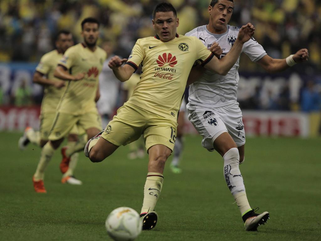 Pablo Aguilar (izq.) en un duelo con su equipo el América. (Foto: Imago)