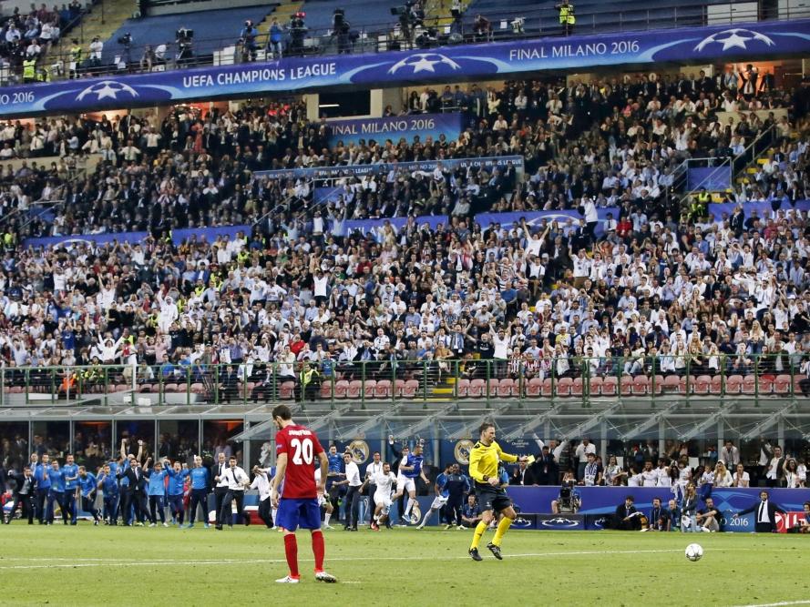 Juanfran mist als enige in de strafschoppenserie van de Champions League-finale. Real Madrid gaat er met de winst vandoor. (28-05-2016)