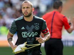 Aanvoerder John Heitinga heeft tijdens een benefietwedstrijd met de Ajax Legends het vaantje van de Real Madrid Legends in ontvangst genomen. (05-06-2016)