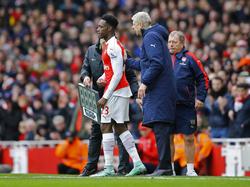 Arsenal-trainer Arsène Wenger (r.) geeft zijn spits Danny Welbeck (l.) vlak voor zijn invalbeurt tegen Leicester City nog wat instructies. (14-02-2016)