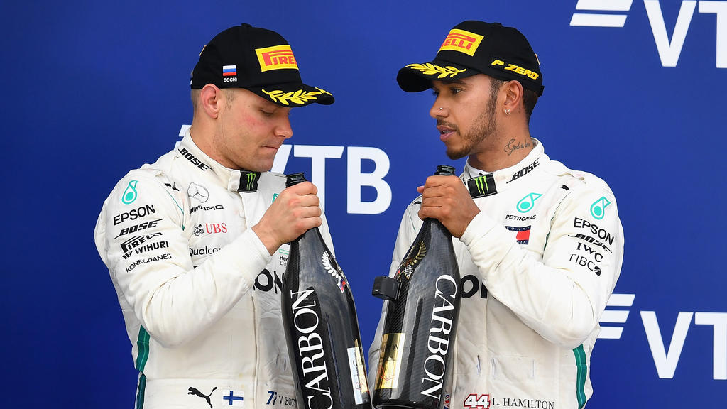 Bitter: Valtteri Bottas (li.) musste Lewis Hamilton in Sotschi den Sieg schenken Bitter: Valtteri Bottas (li.) musste Lewis Hamilton in Sotschi den Sieg schenken