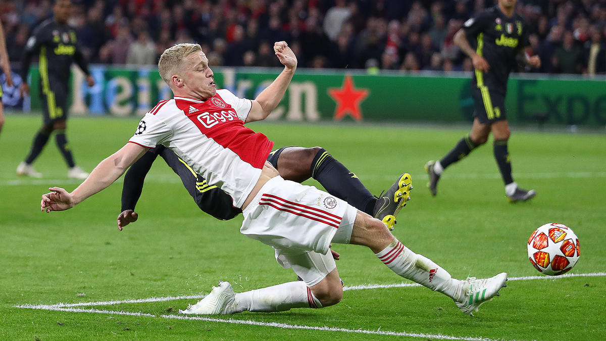 Donny van de Beek steht nicht nur beim BVB auf der Wunschliste Donny van de Beek steht nicht nur beim BVB auf der Wunschliste