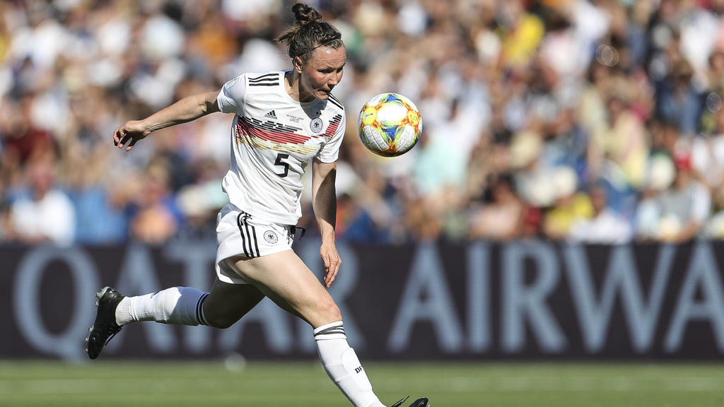 Marina Hegering (l.) kritisiert die fehlende Chancengleichheit im Fußball Marina Hegering (l.) kritisiert die fehlende Chancengleichheit im Fußball
