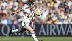 Marina Hegering (l.) kritisiert die fehlende Chancengleichheit im Fußball