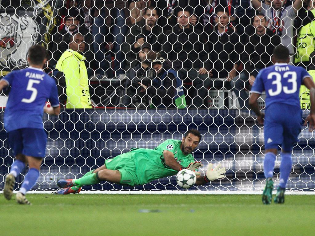 Juventus-doelman Gianluigi Buffon stopt de strafschop van Olympique Lyon-aanvaller Alexandre Lacazette. (18-10-2016)
