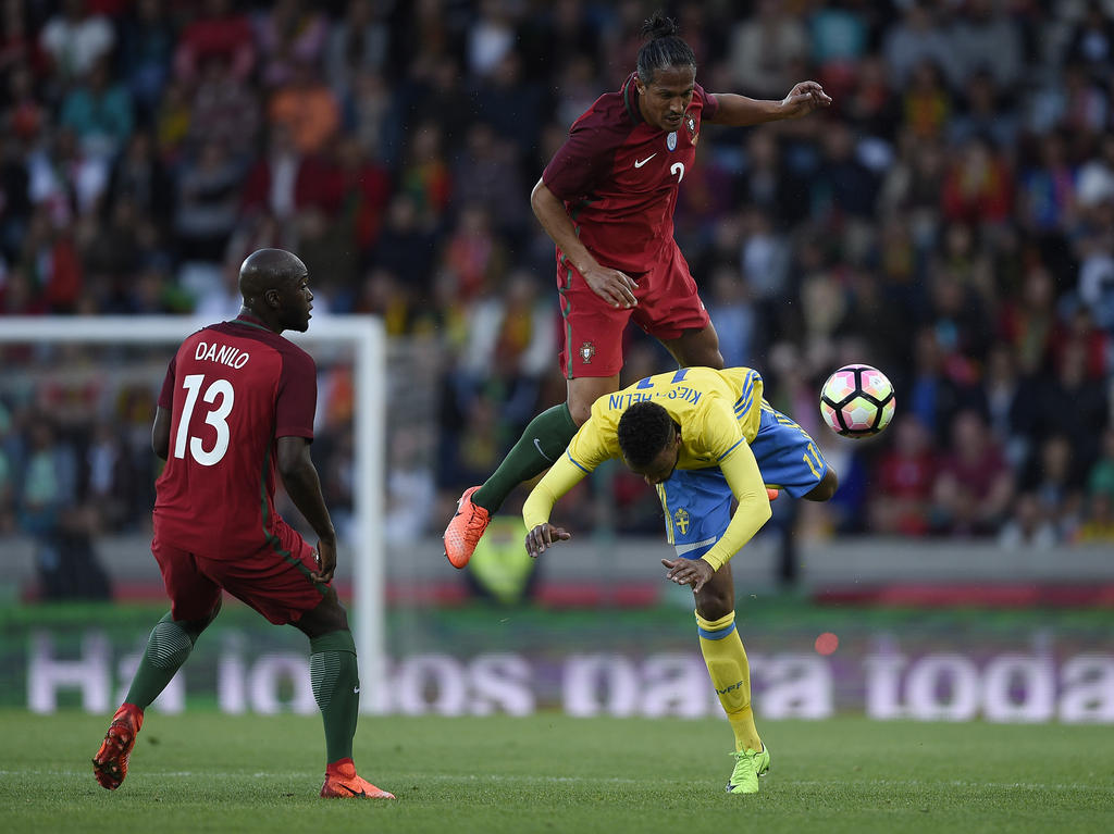 El seleccionador portugués Fernando Santos cambió toda la línea ofensiva. (Foto: Getty)