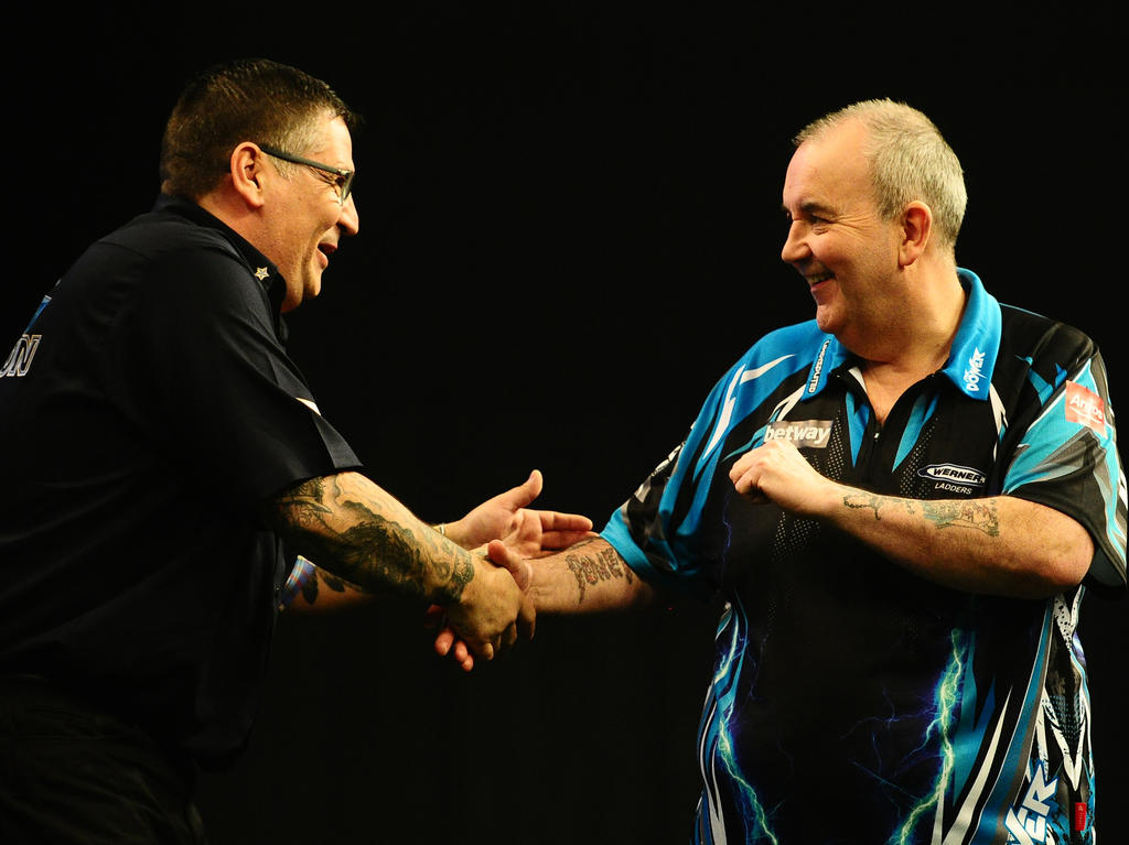 Phil Taylor (re.) hat gegen Gary Anderson ein denkwürdiges Comeback hingelegt Phil Taylor (re.) hat gegen Gary Anderson ein denkwürdiges Comeback hingelegt