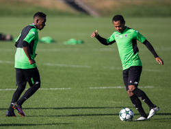 Ibrahima Traoré (l.) stieg wieder ins Training von Borussia Mönchengladbach ein