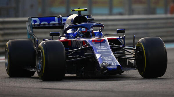 Pierre Gaslys beschädigter Toro Rosso in Runde 1 in Abu Dhabi Pierre Gaslys beschädigter Toro Rosso in Runde 1 in Abu Dhabi
