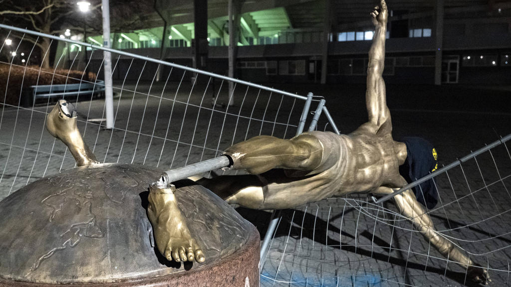 Die Statue des schwedischen Stürmerstars Zlatan Ibrahimovic wurde abgesägt