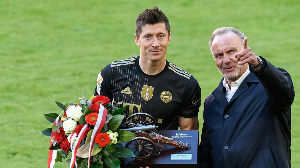 Robert Lewandowski vom FC Bayern wird mit dem Golden Shoe geehrt