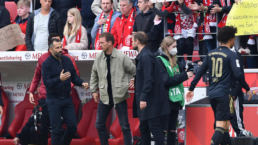 Julian Nagelsmann (M.) musste mit dem FC Bayern eine bittere Niederlage hinnehmen
