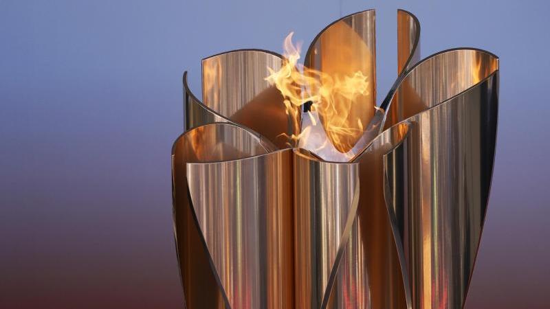Die olympische Flamme wird in Japan im Fußball-Trainingszentrum J-Village gezeigt Die olympische Flamme wird in Japan im Fußball-Trainingszentrum J-Village gezeigt