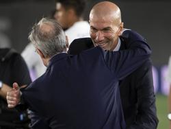 Florentino y Zidane se felicitan tras el triunfo.