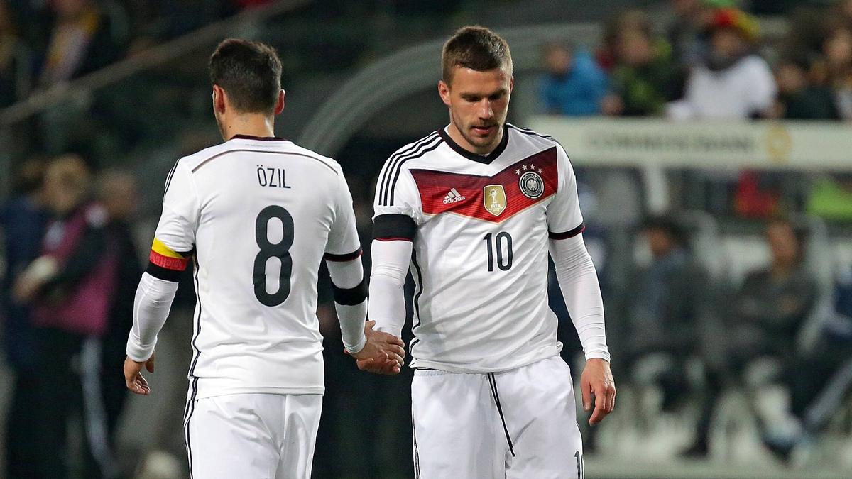 Einst Weggefährten im DFB-Team: Lukas Podolski (r.) und Mesut Özil Einst Weggefährten im DFB-Team: Lukas Podolski (r.) und Mesut Özil