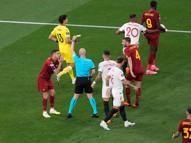 Der britische Schiedsrichter Anthony Taylor zeigt Roms Lorenzo Pellegrini die gelbe Karte