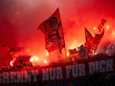 Fans des FC Bayern brannten Mitte Februar in Rom Pyrotechnik ab und warfen Gegenstände aufs Feld