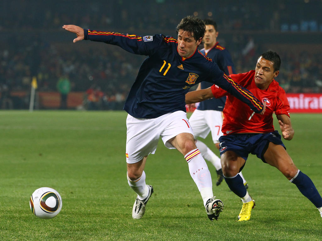 Capdevila (izq.) contra Alexis Sánchez en el Mundial de 2010