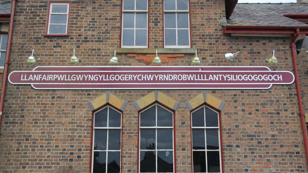 Der Ortsname Llanfairpwllgwyngyllgogerychwyrndrobwllllantysiliogogogoch entstand im 19. Jahrhundert als Marketing-Gag.