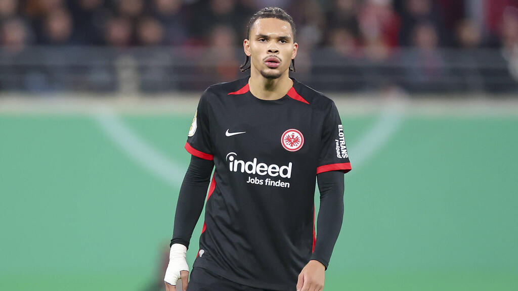 Nnamdi Collins von Eintracht Frankfurt ließt keine gutes Haar am BVB Nnamdi Collins von Eintracht Frankfurt ließt keine gutes Haar am BVB