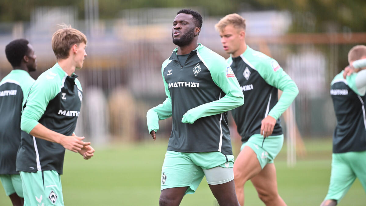 Victor Boniface (Bildmitte) hat bei Werder Bremen das Mannschaftstraining aufgenommen