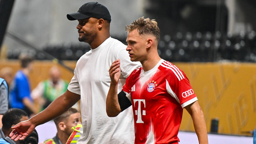 Bayerns Cheftrainer Vincent Kompany (l.) mit Joshua Kimmich Bayerns Cheftrainer Vincent Kompany (l.) mit Joshua Kimmich