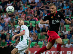 Michael de Leeuw (l.) en Kevin van Diermen (r.) vechten om de bal tijdens het competitieduel FC Groningen - Excelsior. (21-08-2015)