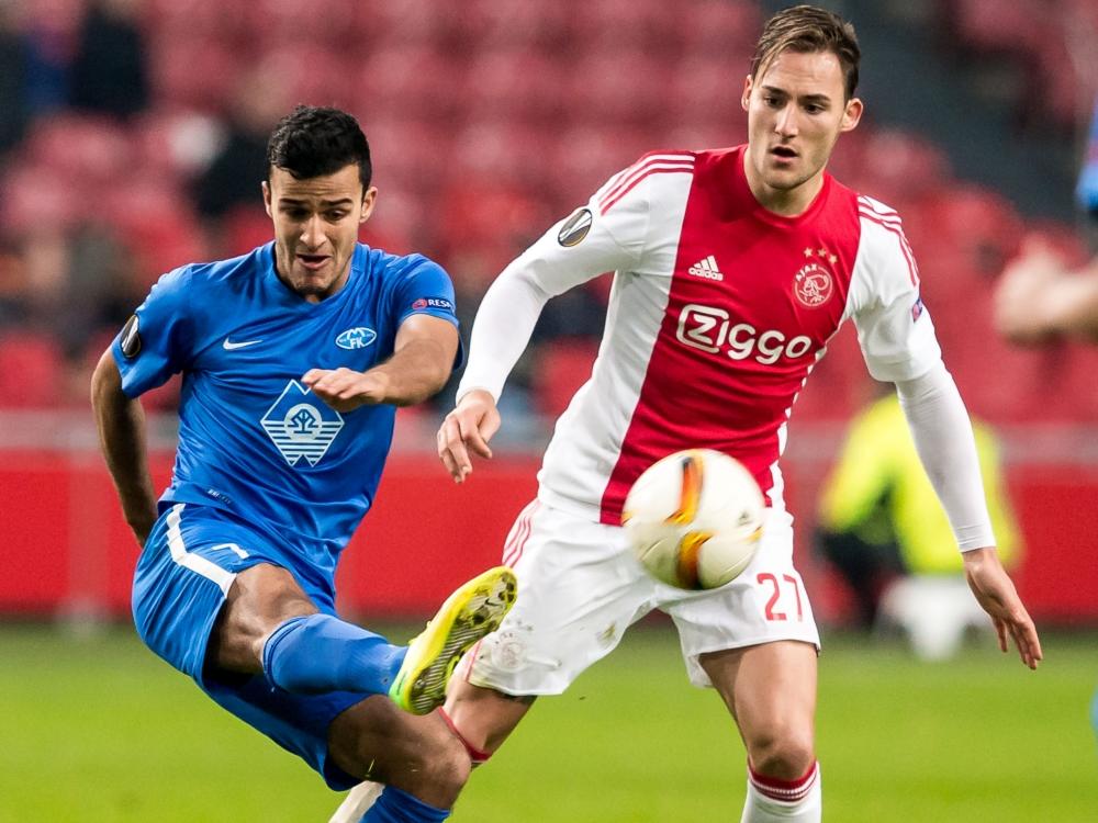 Harmeet Singh (l.) werkt de bal onder druk van Nemanja Gudelj weg tijdens de Europa League-wedstrijd Ajax - Molde FK. (10-12-2015)